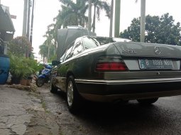 Mercedes-Benz 220E 2.2 Manual 1993 di Banten 2