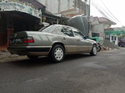 Mercedes-Benz 220E 2.2 Manual 1993 di Banten 5