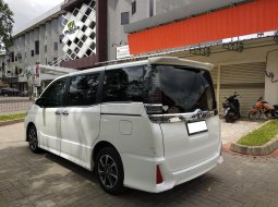 Toyota Voxy 2018 Putih Istimewa 6