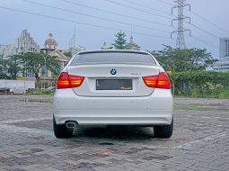 2012 BMW 320i 2.0 AT E90 Sedan Putih Surabaya 3