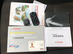 Toyota Sienta G MT 2017 Coklat original 8