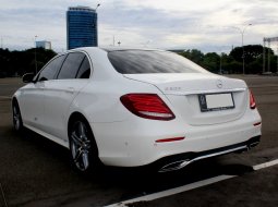 Mercedes-Benz E-Class E 300 AMG AT 2017 Putih Pemakaian 2018 5