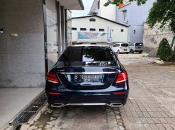 Mercedes Benz E-Class E 300 AMG Hijau Metalik Tahun 2017 4