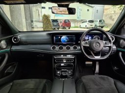 Mercedes Benz E-Class E 300 AMG Hijau Metalik Tahun 2017 5