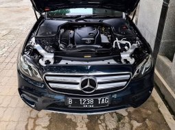 Mercedes Benz E-Class E 300 AMG Hijau Metalik Tahun 2017 10