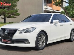 Toyota Crown Royal Saloon 2013 1