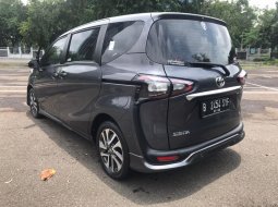 Toyota Sienta Q Abu-abu 2