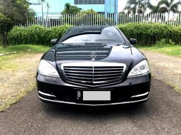 Mercedes-Benz S-Class S 300 L 2008 Hitam 3