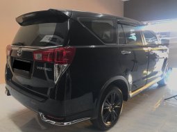 INNOVA VENTURER BENSIN HITAM 2019 4