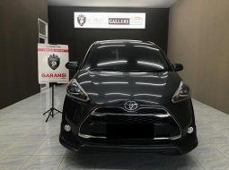 Toyota Sienta Q Grey 2018 1