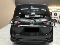 Toyota Sienta Q Grey 2018 4