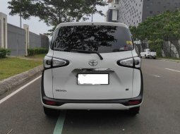 Mobil Toyota Sienta 2017 G terbaik di Banten 5