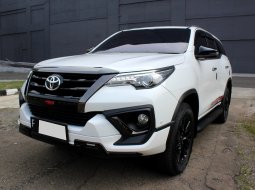 Toyota Fortuner 2.4 VRZ TRD AT Putih 2