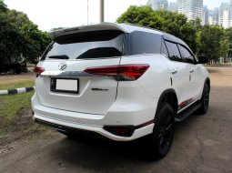 Toyota Fortuner 2.4 VRZ TRD AT Putih 4