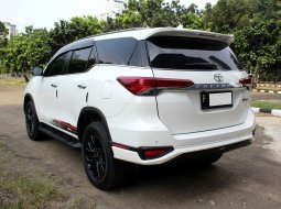 Toyota Fortuner 2.4 VRZ TRD AT Putih 5