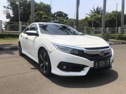 Honda Civic ES 2018 Sedan 1