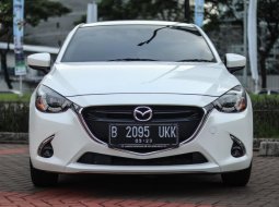 Mazda 2 R SkyActive 2017 AT Matic Putih mutiara Facelift Km Rendah Full Original!!! 1