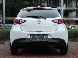 Mazda 2 R SkyActive 2017 AT Matic Putih mutiara Facelift Km Rendah Full Original!!! 2