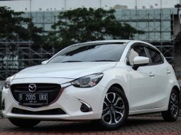 Mazda 2 R SkyActive 2017 AT Matic Putih mutiara Facelift Km Rendah Full Original!!! 5