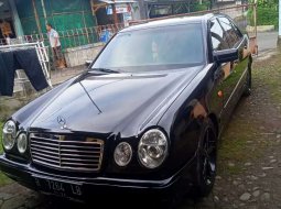 Jawa Tengah, Mercedes-Benz E-Class 1999 kondisi terawat 8