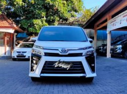 Bali, Toyota Voxy 2018 kondisi terawat 3