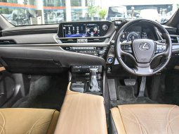 Lexus ES 300h 2019 Putih 3