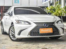 Lexus ES 300h 2019 Putih 2