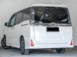 Toyota Voxy CVT 2018 Putih 4