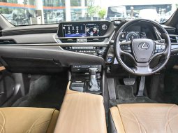 Lexus ES 300h AT 2019 3
