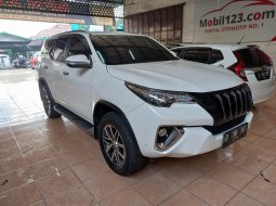 Toyota Fortuner 2.4 VRZ AT 2017 Putih 3