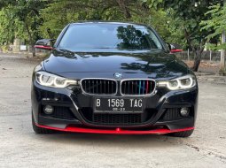 BMW 3 Series 320i Sport 2017 Hitam 3
