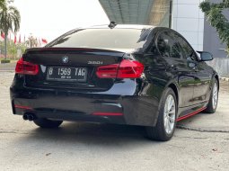 BMW 3 Series 320i Sport 2017 Hitam 4