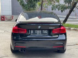 BMW 3 Series 320i Sport 2017 Hitam 5