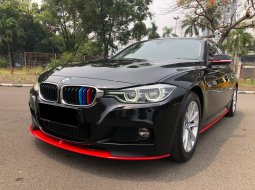 BMW 3 Series 320i 2017 Hitam 3