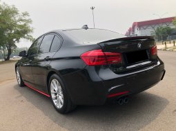 BMW 3 Series 320i 2017 Hitam 4