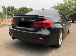 BMW 3 Series 320i 2017 Hitam 6