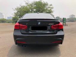 BMW 3 Series 320i 2017 Hitam 5