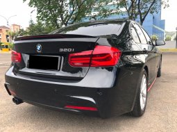 BMW 3 Series 320i Sport 2017 Hitam 5