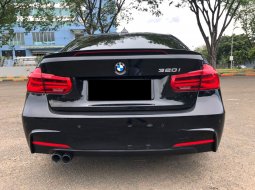 BMW 3 Series 320i Sport 2017 Hitam 6