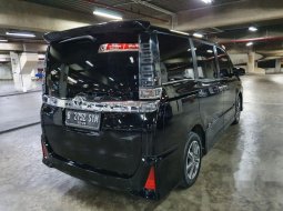 DKI Jakarta, Toyota Voxy 2018 kondisi terawat 2