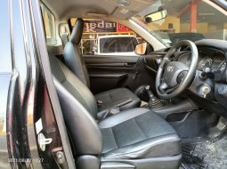 Toyota Hilux S-Cab 2.0 L M/T BENSIN 2018 Hitam 5