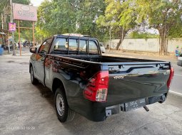 Toyota Hilux S-Cab 2.0 L M/T BENSIN 2018 Hitam 8