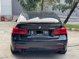 BMW 320i 2017 Sport Hitam 3
