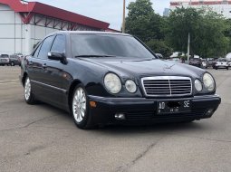 Mercedes-Benz E 320 1997 Hitam 2