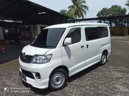 Jual mobil Daihatsu Luxio 2017 pemakaian 2018 1