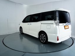 Toyota Voxy 2.0 AT 2019 Putih 4