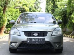 Mobil Kia Rio 2011 terbaik di Banten