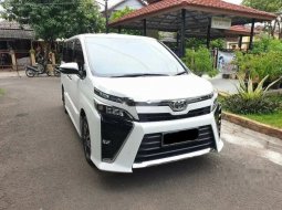 Jual mobil bekas murah Toyota Voxy 2020 di Banten
