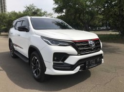 Toyota Fortuner 2.4 VRZ AT 2021 Putih 3