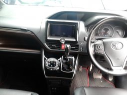 Toyota Voxy 2.0 A/T 2018 Hitam 3